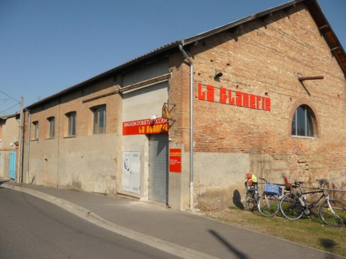 Image de l'entrée du bâtiment du site Nord de La Glanerie de Toulouse