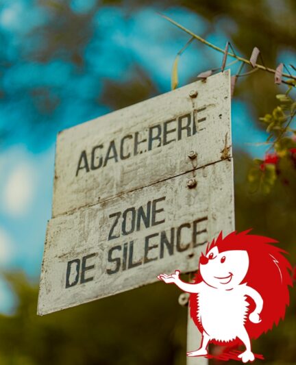 Image d'un panneau indiquant "zone de silence" mis en emphase par la mascotte de FNE Occitanie Pyrénées