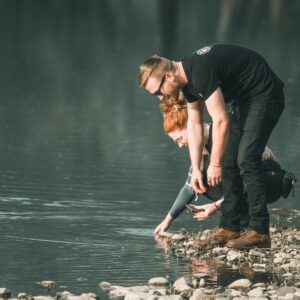 Prélèvement d’un échantillon d’eau en rivière pour analyse.